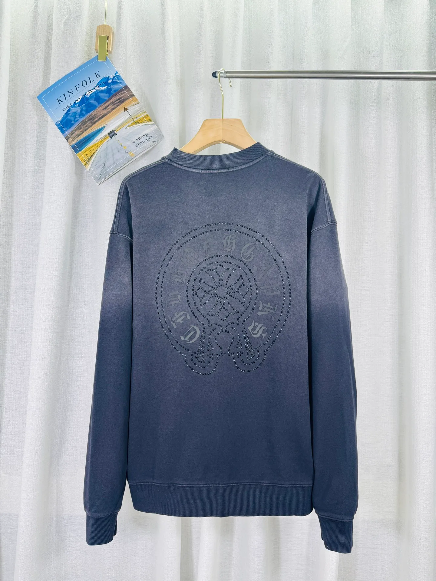 P280 top version, real shot without P, ​​different from market currency) 𝗖𝗵𝗿𝗼𝗺𝗲 𝗛𝗲𝗮𝗿𝘁𝘀/Croxin 2025 Autumn and Winter New Original Single Counter American 3D Rivets and Drill Couple Casual Sweater 👑The highest version! Customized fabric 430g tripe terry fabric! American-style pickled and distressed original fabric, laser-burned flowers, rivets and diamonds, exquisite embroidery of letters! The best-selling model in the counter, very comfortable to wear. Accessories: original molded and authenticated collar label➕100% silk wash label. Genuine purchase-grade original hangtag➕matching hanging rope➕3D hanging beads➕original packaging bag. Craftsmanship: The original version has consistent wiring! The highest version of the armhole matching technique! Color: Pink Black Green Purple Size: S M L XL Style Number: 25-363